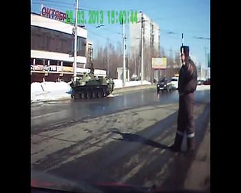 Боевая машина десанта протаранила столб на дороге в Рязани