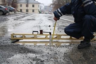 В Полевском ямы на дорогах парализовали движение транспорта