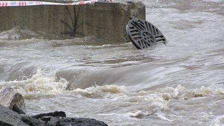 Талые воды затопили улицу в Красноярске