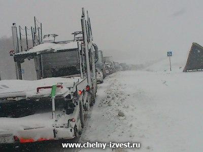 Сегодня из-за снежной метели на трассе Челны-Казань образовались огромные пробки