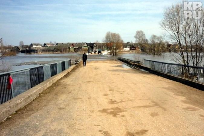 В Тверской области затопило мост через Шошу