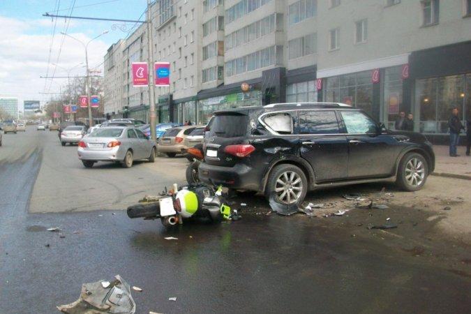 В Перми «Инфинити» столкнулся с мотоциклом