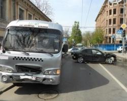 В Ростове Mazda врезалась в маршрутку с пассажирами: двое пострадали