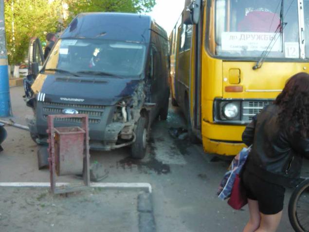 В Брянске столкнулись автобус и маршрутка