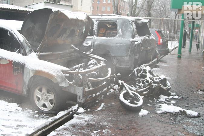 В Шахтах на автостоянке сожгли Porsche Panamera