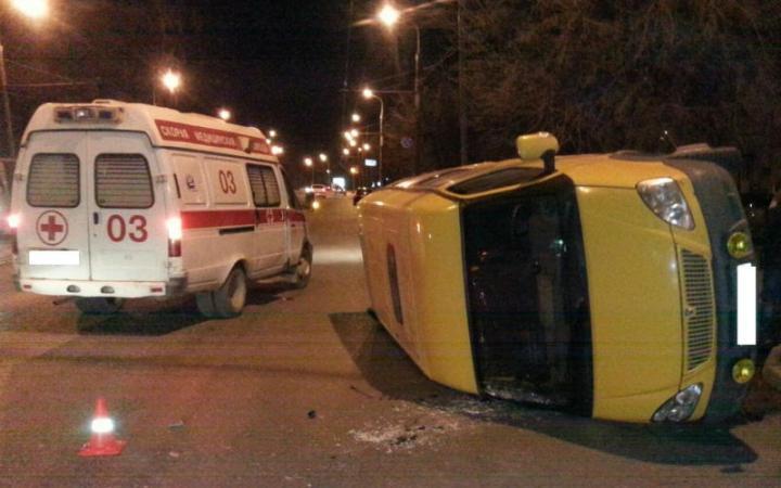 В Астрахани легковушка протаранила маршрутку с пассажирами