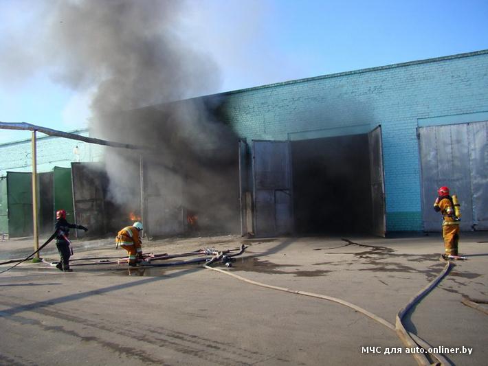 В Слониме в гараже сгорели два грузовика, серьезно пострадал человек