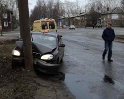 В Архангельске женщина-таксист врезалась в световую опору