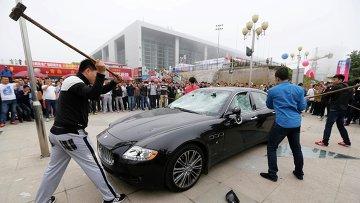 Недовольный качеством сервиса китаец публично разбил Maserati