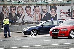Госдума сохранила штраф для водителей, не уступивших дорогу чиновникам