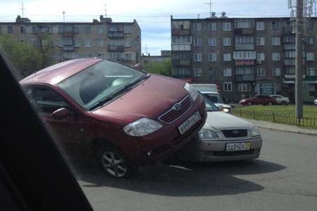 В Челябинске японская Toyota залетела на крышу китайской Chery