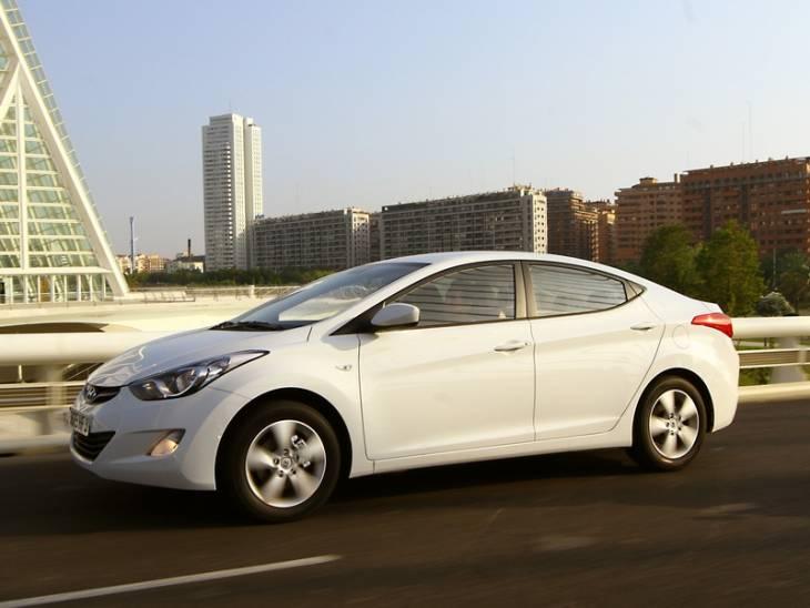 Hyundai Elantra получила дешевую версию с АКП